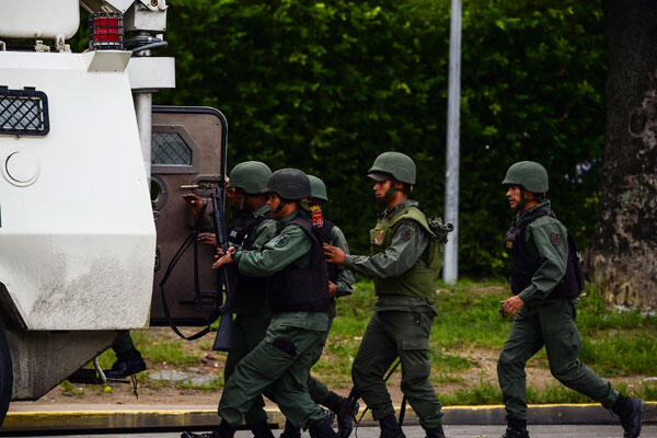 Militer Venezuela Buru Penyerang