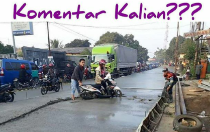 &#91;Emak Emak Lagi&#93; Boncengan Tiga, Satu Keluarga Tewas Tertabrak KA Sritanjung