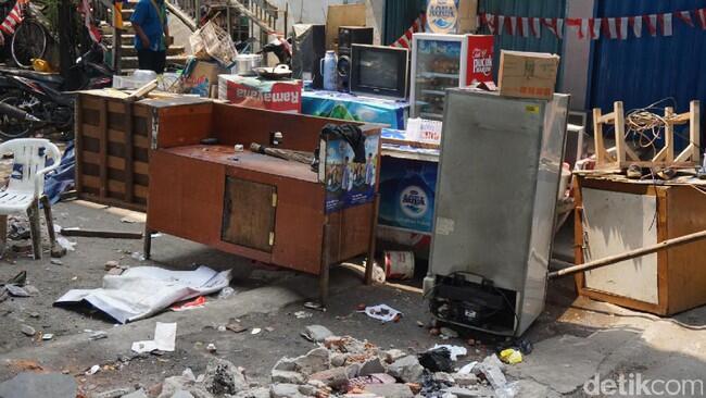 Razia Trotoar di Jakbar, Pangkalan Ojek Online dan Kios Dirobohkan