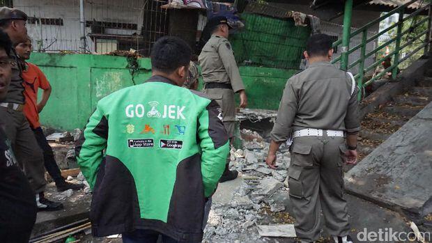 Razia Trotoar di Jakbar, Pangkalan Ojek Online dan Kios Dirobohkan