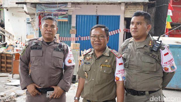 Razia Trotoar di Jakbar, Pangkalan Ojek Online dan Kios Dirobohkan