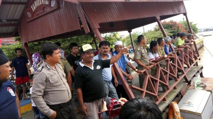 KM Kebon Karet Tabrak Dermaga Ketinting di Gunung Tabur