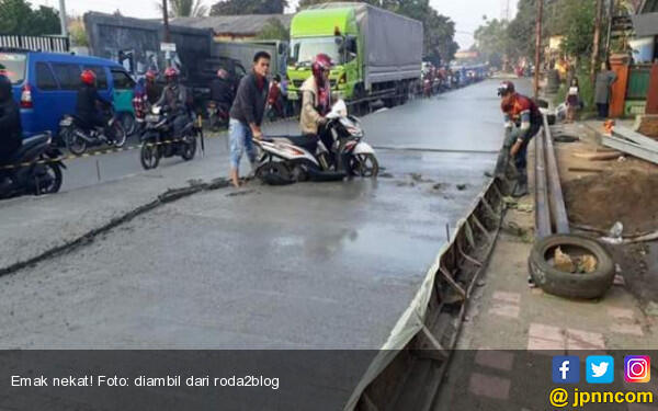 Bikin Gemas! Naik Motor, Macet, Emak Nekat Menerjang Cor Beton Basah
