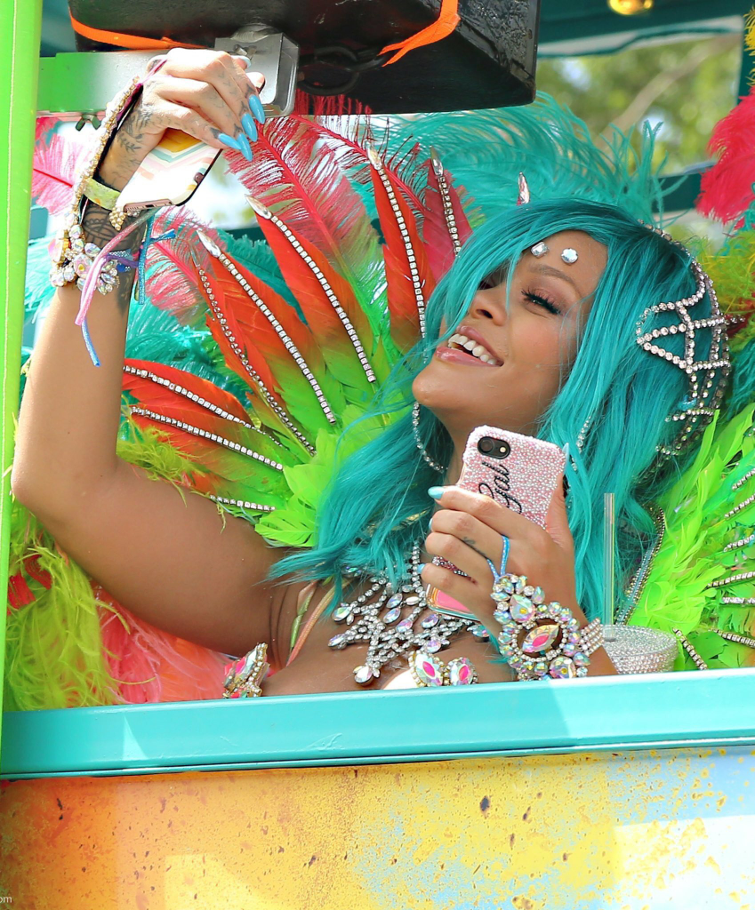 Rihanna Tampil Superseksi dalam Balutan Bikini S.....