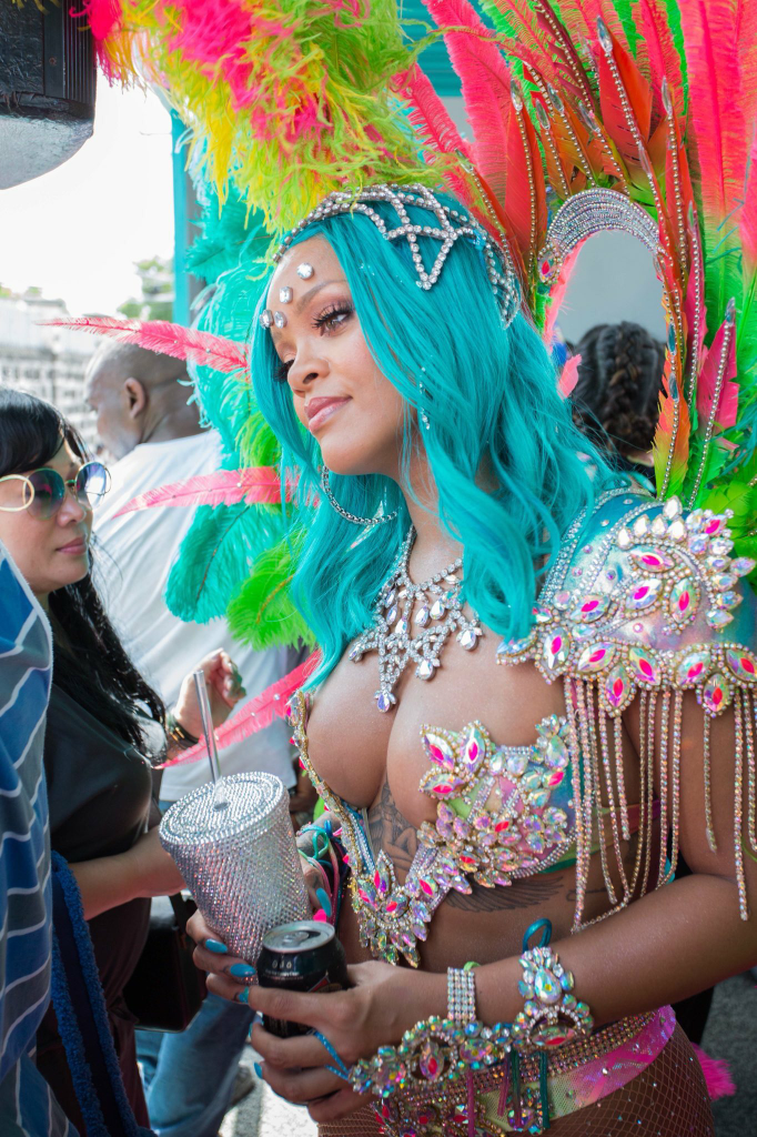 Rihanna Tampil Superseksi dalam Balutan Bikini S.....