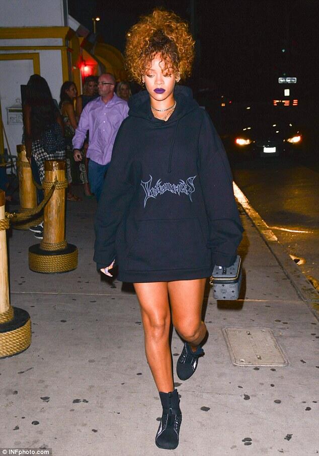 Rihanna Tampil Superseksi dalam Balutan Bikini S.....