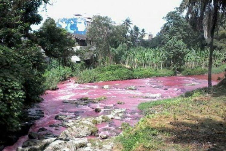 Heboh! Sungai di Siantar Berubah Warna Darah