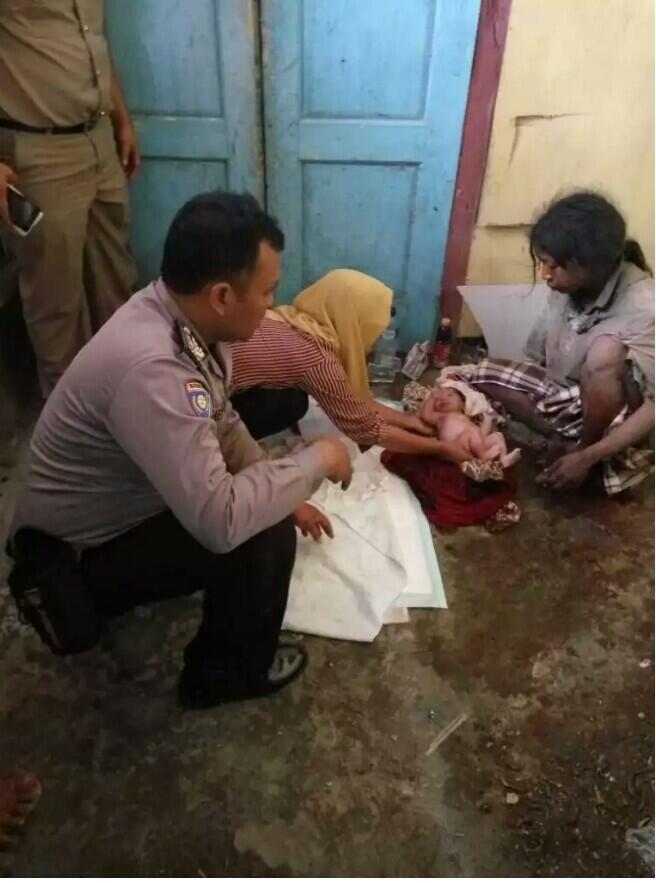 Di Trenggalek, Seorang Tunawisma Melahirkan Ditolong Polisi