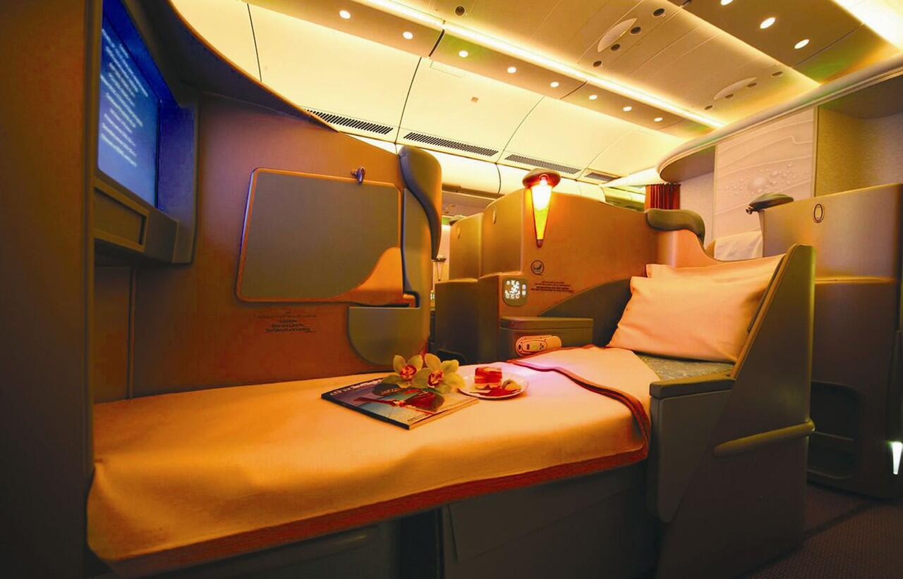 First class купить. Боинг 777 Etihad. Бизнес класс Pearl Business class Airways Etihad Airways. Этихад первый класс. Etihad Airways самолеты бизнес.
