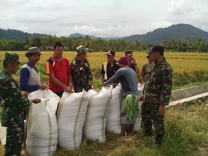 Mengenal Serka Darwis, TNI teladan bantu anak sekolah menyeberang