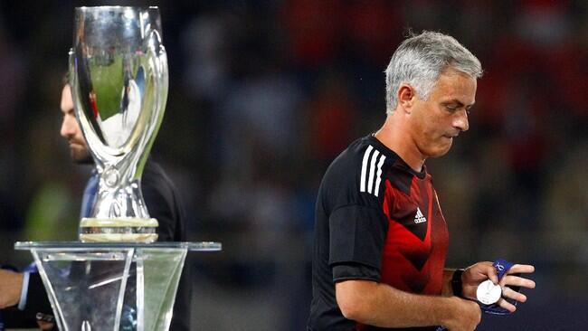 Mourinho Berikan Medali Piala Super Eropanya ke Penggemar Cilik