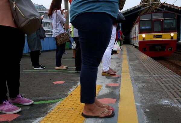 Ada Garis Antrean, Penumpang KRL Jadi Lebih Tertib