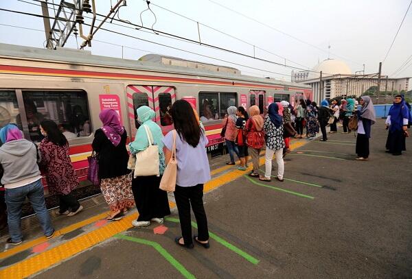 Ada Garis Antrean, Penumpang KRL Jadi Lebih Tertib