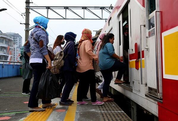 Ada Garis Antrean, Penumpang KRL Jadi Lebih Tertib