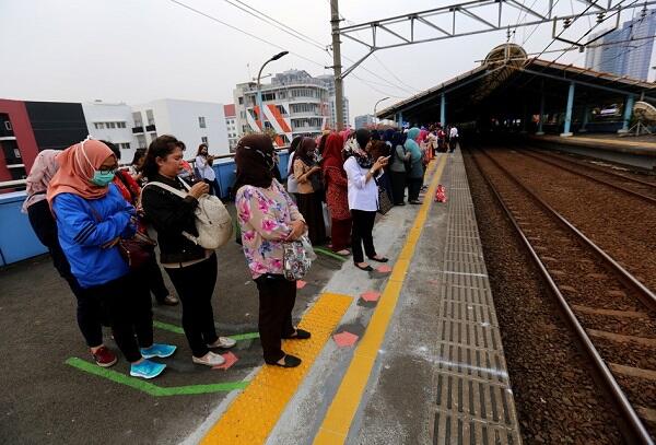 Ada Garis Antrean, Penumpang KRL Jadi Lebih Tertib