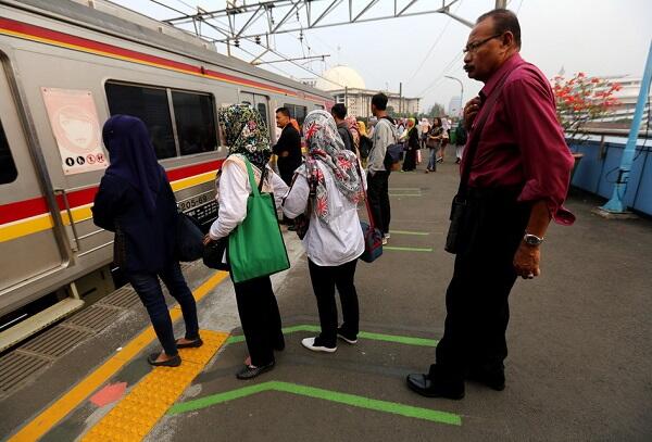 Ada Garis Antrean, Penumpang KRL Jadi Lebih Tertib