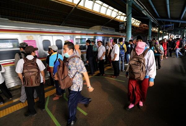 Ada Garis Antrean, Penumpang KRL Jadi Lebih Tertib