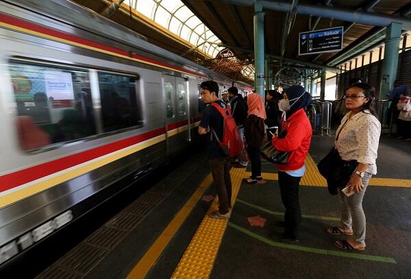 Ada Garis Antrean, Penumpang KRL Jadi Lebih Tertib