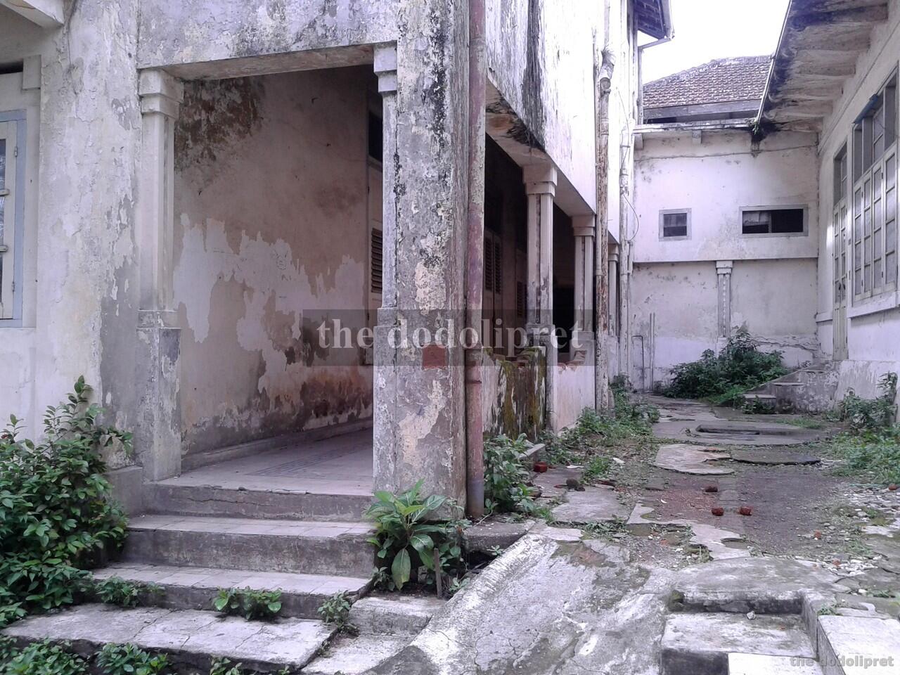 kumpulan foto bangunan-bangunan ter'bengkalai di kota malang