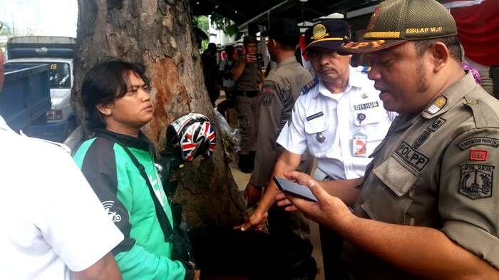 Pengemudi Ojek Online Lari Berhamburan Saat Petugas Menertibkan Jalan Kramat Raya