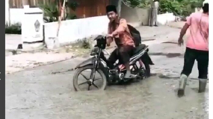 Jangankan Emak-emak, Remaja Ini Juga Bisa Terjebak Cor Jalan yang Masih Basah