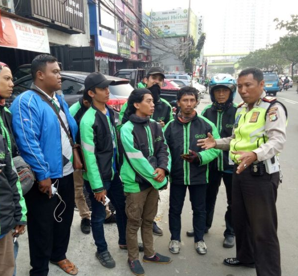 Tunggu Penumpang di Trotoar, Driver Ojek Online Didenda Rp 250 Ribu