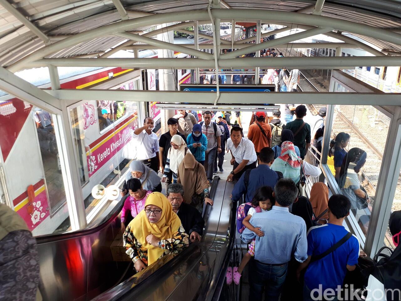 Ini Aturan Baru Untuk Penumpang KRL di Stasiun Tanah Abang