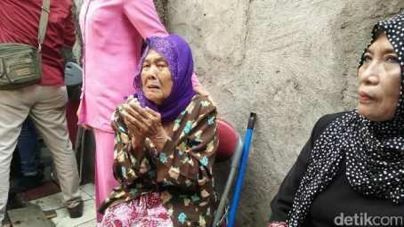 Tangis Bahagia Nenek Asminah Melihat Rumahnya Dibedah.
