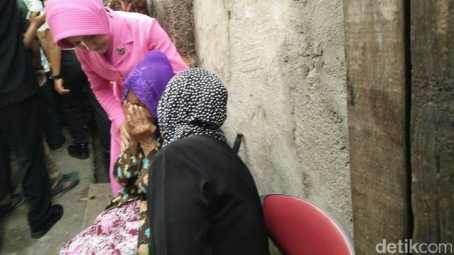 Tangis Bahagia Nenek Asminah Melihat Rumahnya Dibedah.