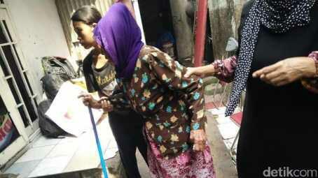 Tangis Bahagia Nenek Asminah Melihat Rumahnya Dibedah.