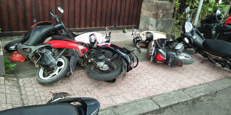 Dianggap Menghalangi, Motor-motor ini 'Dirobohkan' Saat Parkir Depan Pagar Rumah