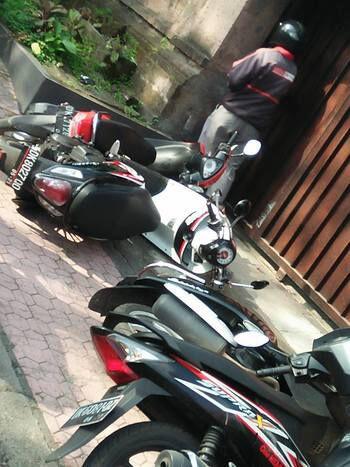 Dianggap Menghalangi, Motor-motor ini 'Dirobohkan' Saat Parkir Depan Pagar Rumah