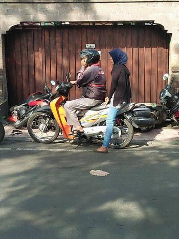 Dianggap Menghalangi, Motor-motor ini 'Dirobohkan' Saat Parkir Depan Pagar Rumah