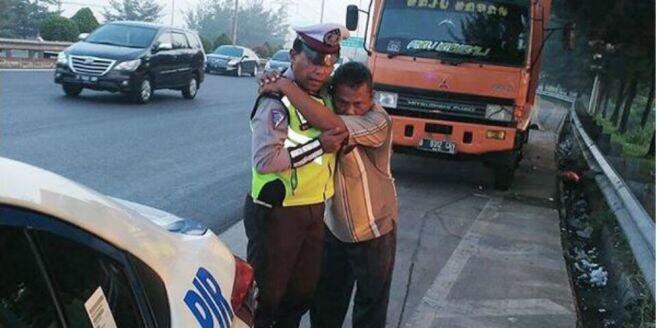 Viral di Medsos, Polisi ini Dipuji-puji Netizen