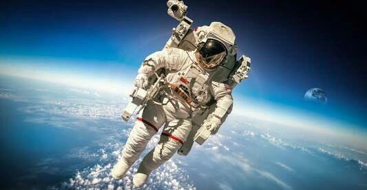 Setelan Dinas Para Astronot di Luar Angkasa
