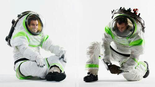 Setelan Dinas Para Astronot di Luar Angkasa