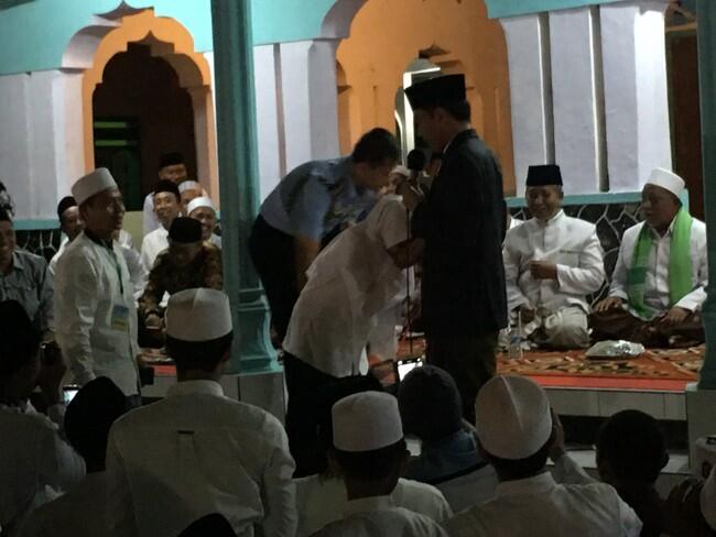 SO SWEET!! Jokowi Dapat Puisi dari Santri Ponpes Nurul Islam Jember