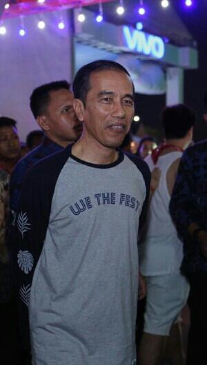 Foto: Gaya Kekinian Jokowi Pakai Kaus We The Fest Rp 249 Ribu