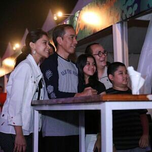 Foto: Gaya Kekinian Jokowi Pakai Kaus We The Fest Rp 249 Ribu