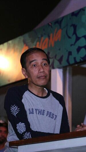 Foto: Gaya Kekinian Jokowi Pakai Kaus We The Fest Rp 249 Ribu