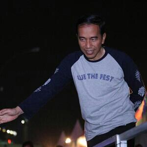 Foto: Gaya Kekinian Jokowi Pakai Kaus We The Fest Rp 249 Ribu