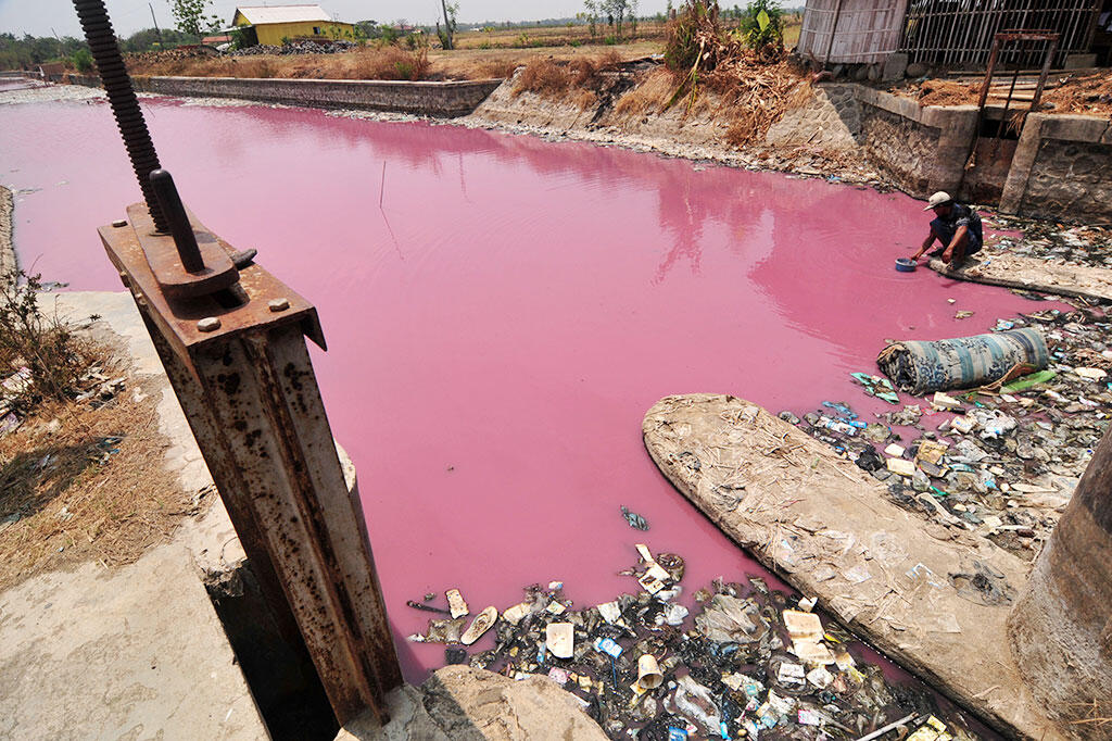 4 Sungai Ini Pernah Berubah Warna dan Beracun