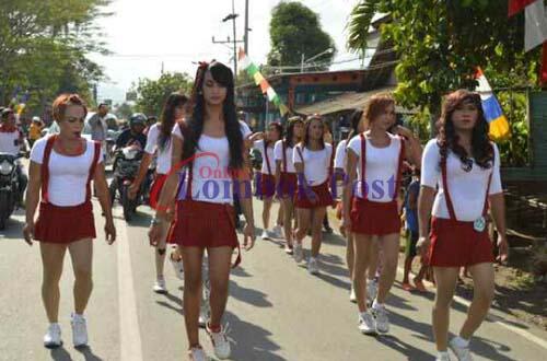 Gerak Jalan Waria Berseragam Seksi Ala Siswi SMA Menuai Pro Kontra