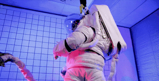 Setelan Dinas Para Astronot di Luar Angkasa