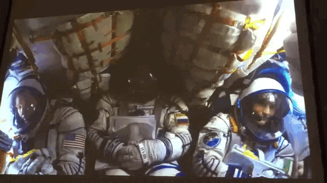 Setelan Dinas Para Astronot di Luar Angkasa