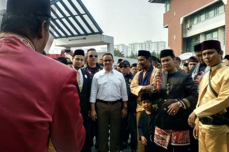 "Mangga Satu Banyak yang Petikin, Gubernur Kayak Pak Anies yang Aye Harapin..."