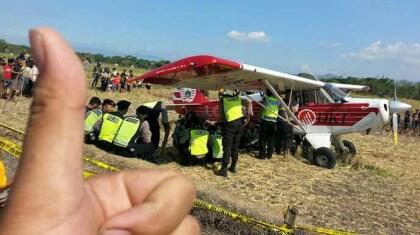 Kehabisan BBM, Sebuah Pesawat Mendarat Di Sawah. Tertangkap Kamera Ngisi BBM di SPBU