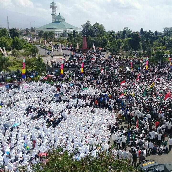 Ribuan Santri Sesaki Gedung Bupati Tolak Full Day School