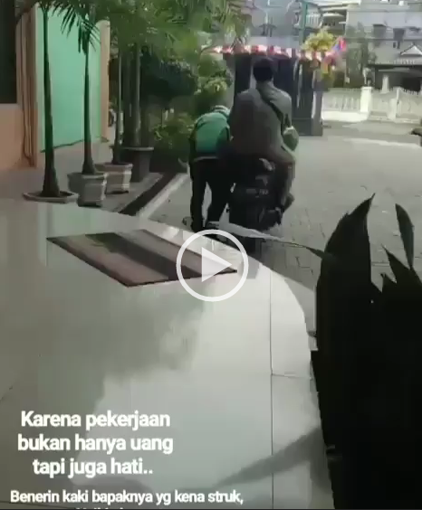 Terharu, Tali Sepatu Penderita Stroke Ini Diikatkan Oleh Driver Ojek Online