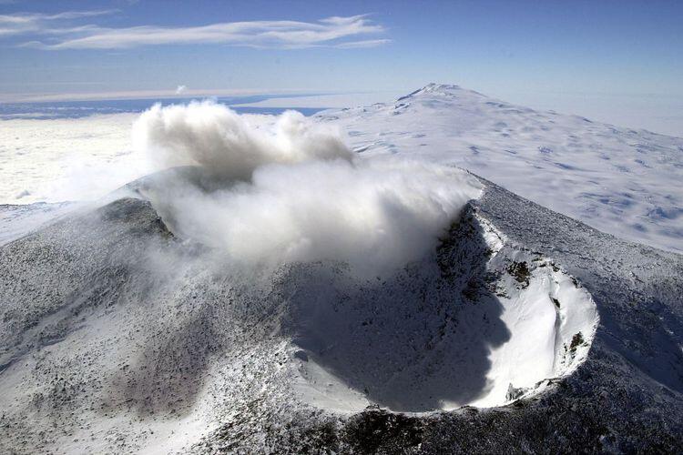 Peneliti Temukan 91 Gunung Berapi Baru di Antartika